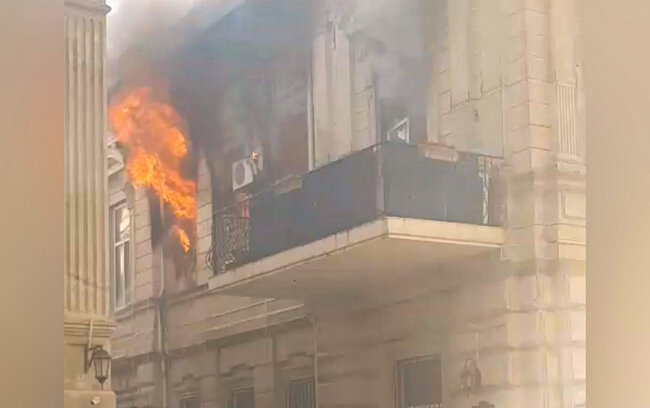 Bakının mərkəzində bina yanır, xəsarət alan var - Video - Yenilənir