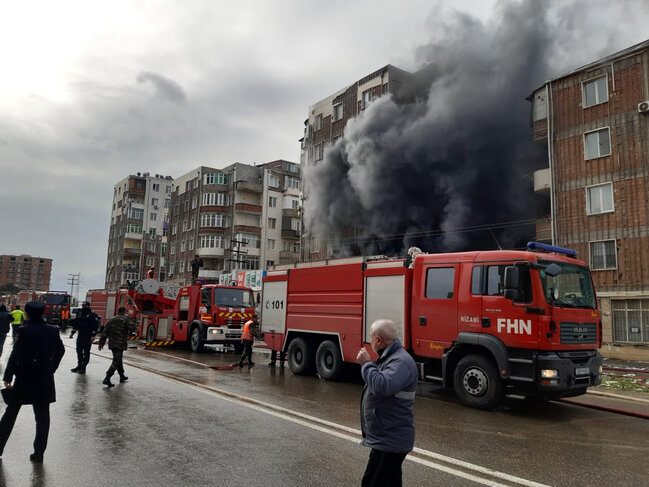 Bakıda yaşayış binasında yanğın: Sakinlər təxliyə edilib, zəhərlənən var