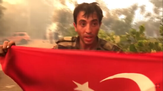 Azərbaycanlı yanğınsöndürən Türk bayrağını yanan evdən çıxardı - VİDEO