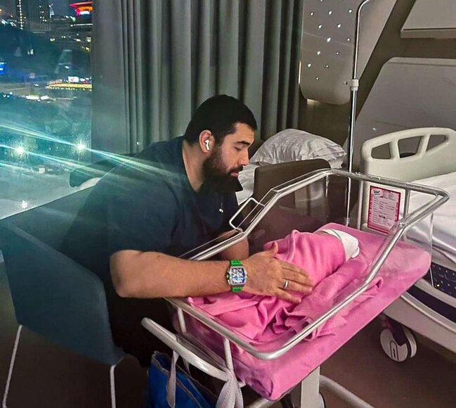 Yeni doğulan qızı ilə şəklini paylaşdı