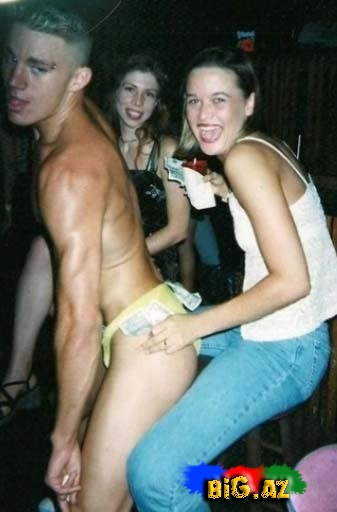 Gündüz oxuyub gecə striptiz göstərən məşhurlar - FOTO