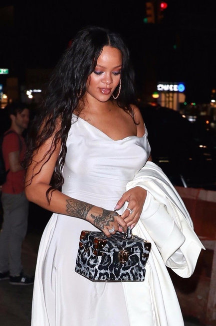 Rihanna büstqalter geyinmədi, hər yeri çöldə qaldı - FOTOLAR