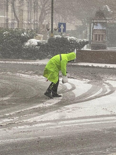 Yol polisindən nümunəvi hərəkət - FOTO