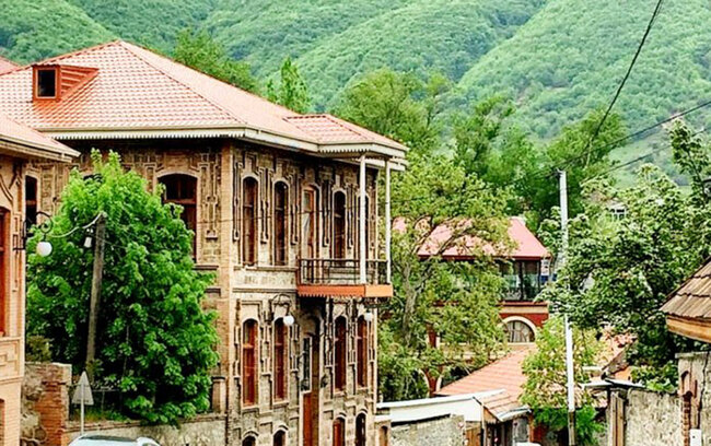 Yusif az qala, Şəkinin yarısını alıbmış... - Evlər, obyektlər, maşınlar...