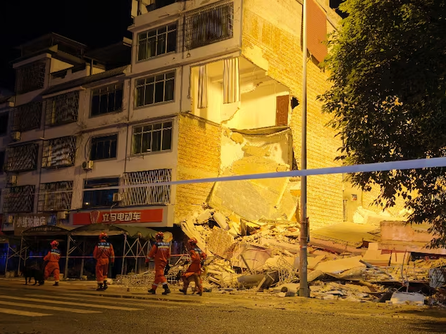 Çinin cənub-qərbində zəlzələ baş verib, minlərlə bina dağılıb, minlərlə insan təxliyə edilib