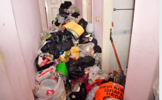 Evindən 20 ton zibil çıxdı:Sahibinin dedikləri heyrətə gətirdi -FOTOLAR