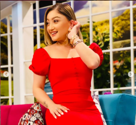 Zümrüd Bədəlova dərin yarıqlı libası ilə DİQQƏTDƏ - VİDEO